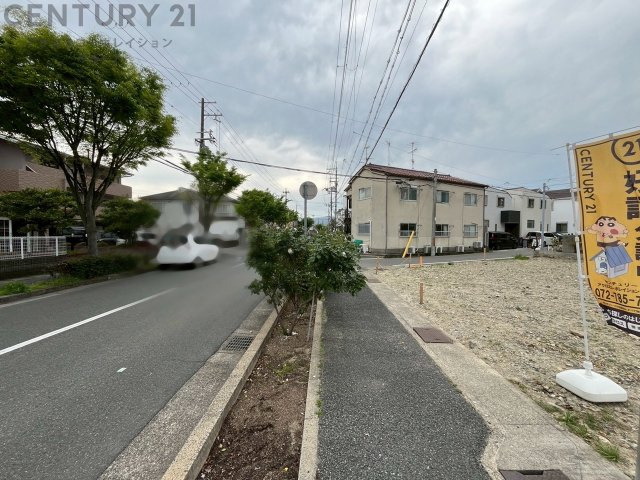 鈴原小学校が徒歩3分と近く、公園や内科医院も近隣にあるため、特に子育て世帯に住みやすい環境が整っています。