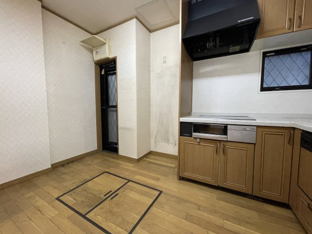 【キッチン】動線を圧迫しない床下収納付き。保存食や飲料水などの保管に、あると嬉しい設備です。勝手口も備わっておりゴミの一時保管に重宝します。