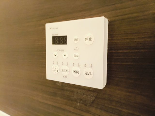 【浴室乾燥機】　浴室には雨の日などに心強い浴室乾燥機付。洗濯物を乾かすだけでなく、カビ防止にもなる嬉しい設備です。