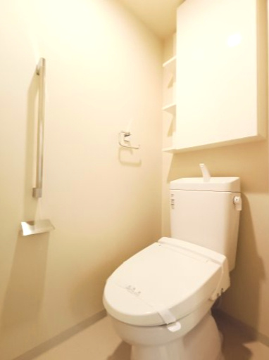 【トイレ】　洗浄機能付きトイレ。上部には収納付で、トイレットペーパー等、買い置きもしやすそうです。