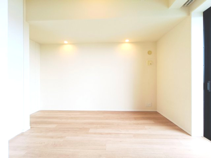 【洋室？】　リビング隣接の居室、続き間としての利用やセパレート型、使い勝手良いお部屋です。用途様々です♪バルコニーに面しており、開放感あります♪