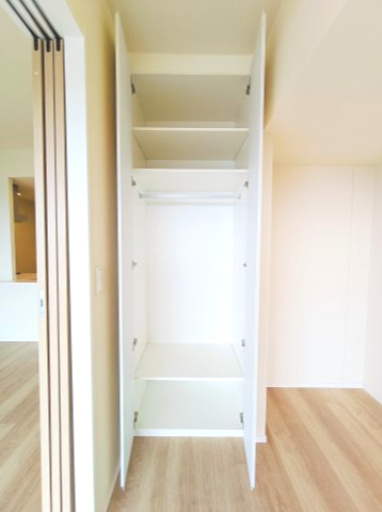 【洋室？　収納】　全てのお部屋に収納を備え、空間を広くお使いいただけます。