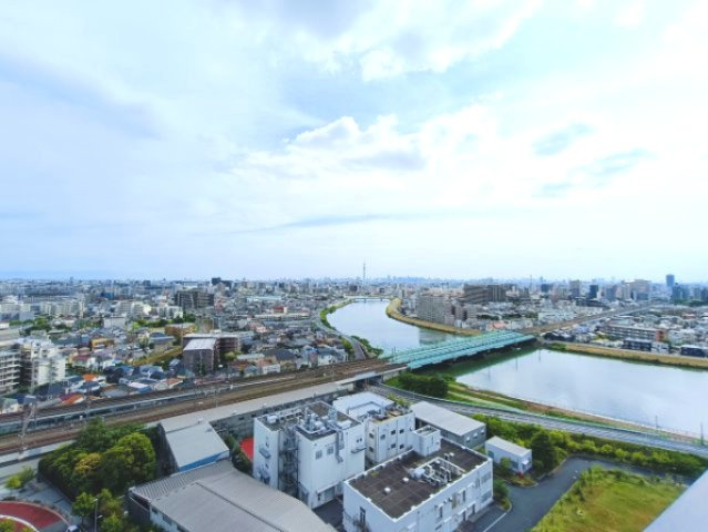 【眺望】　どこまでも広がる青空の下、限りない開放感を味わえる空間です。