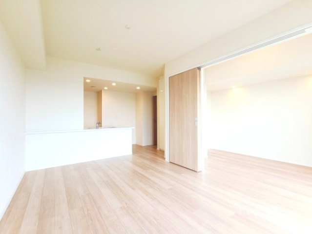 【LDK約14.3帖】　開放感と日当たりの良さに恵まれた爽快なリビング空間。誰にも邪魔されないプライベート感を感じられます。