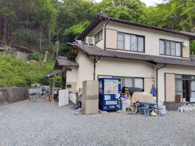 周囲を緑に囲まれた静かな住環境で、四季折々の自然を感じながらゆったりとした時間を過ごせます。居住用はもちろん、セカンドハウスや事業用としてもご検討いただける物件です。