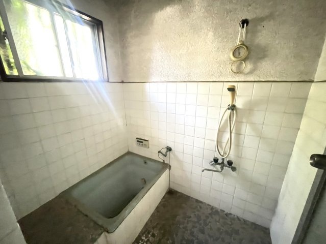 1階お風呂、窓が有るので換気がしやすいです