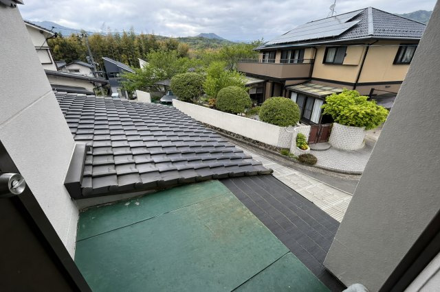 二階からの眺望は開放感があり周囲に広がる緑や落ち着いた街並みを一望できます。山々まで見渡せるロケーションで季節の移ろいも感じられる景色が魅力。日々の生活の中でリフレッシュできる癒しの空間となっています