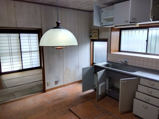 ダイニングキッチンの横には和室があります。食後に気持ち良くお昼寝出来そうですね。