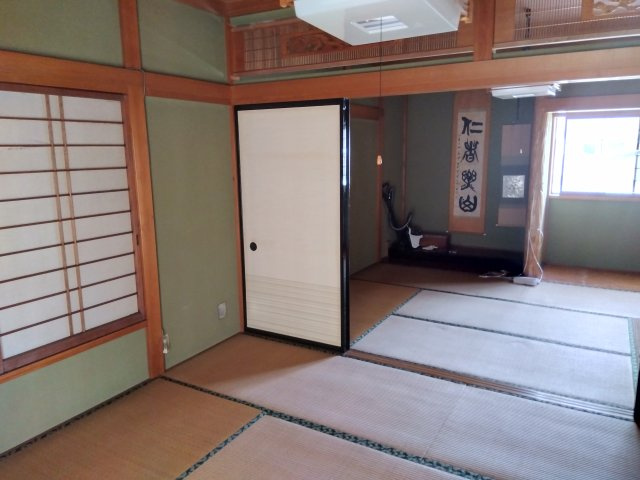 和室には床の間があります。風情ある空間に癒されます。二間続きなので広々と使えます。