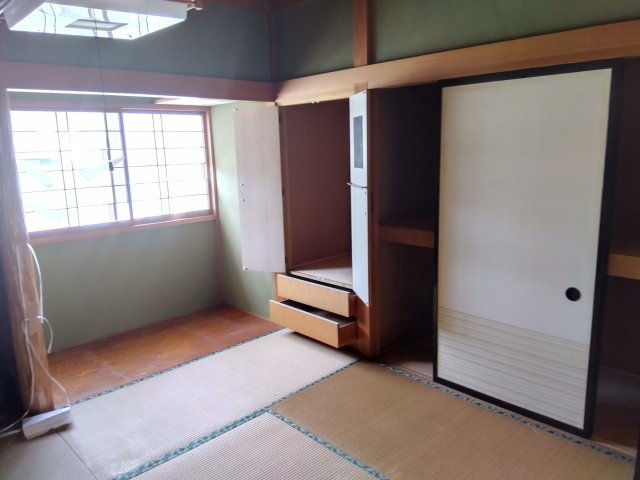 窓から部屋にやわらかな陽光が注ぎます。押入れがあるので布団をしまっておく事も出来ます。