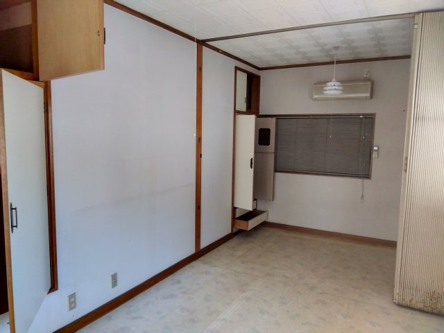 広々とした洋間です。真ん中で区切って使う事も可能です。収納がたっぷりあるのが嬉しいですね。