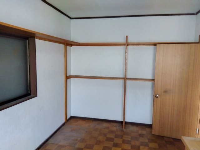 フローリングが市松模様風でオシャレな雰囲気です。壁紙が白いので空間が広く感じます。