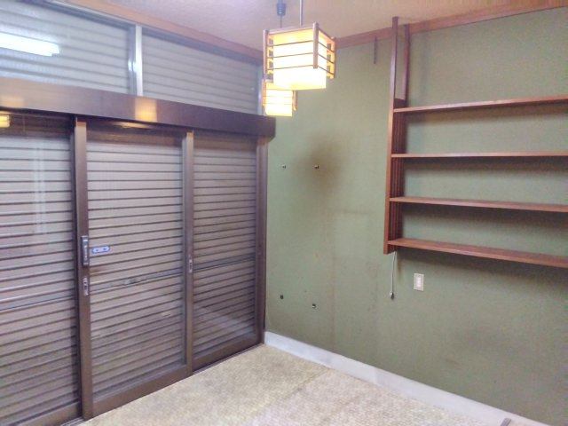 店舗として使われていた部分になります。一面が窓なので十分な採光が期待出来ます。