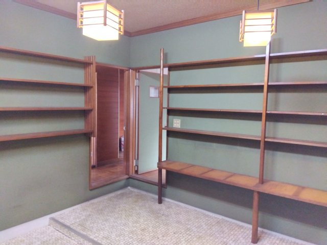 店舗として使われていた部分になります。壁付けの棚があるので商品の在庫を置いておけます。