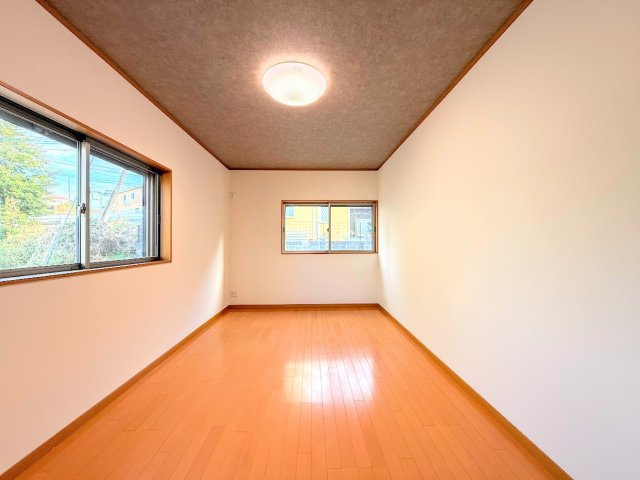 ◆室内はいつも明るい印象なので気持ちの良い朝を迎えられます。各部屋にはクローゼットを完備しており、収納が多いお家はすっきりして快適空間です。　