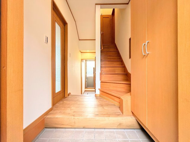 ◆明るい玄関です！散らかりやすい玄関もスッキリする大容量のシューズボックス付き。　