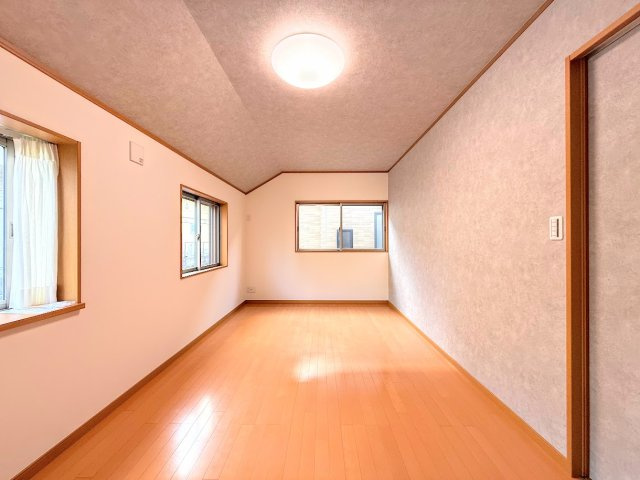 ◆二面採光で、陽差しを長時間受ける事が出来る暖かい室内です。もちろん複層ガラスなので、遮音性にも優れ、結露も発生しにくい構造。サッシ周りのカビが発生しにくくなります。　