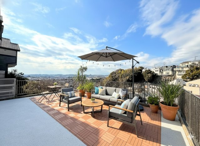 ◆ルーフバルコニーにコンセント、水道、ライトを設けました。水遊び、家庭菜園、BBQ等家族団欒の時間をお過ごしいただけます。(家具はイメージです)　