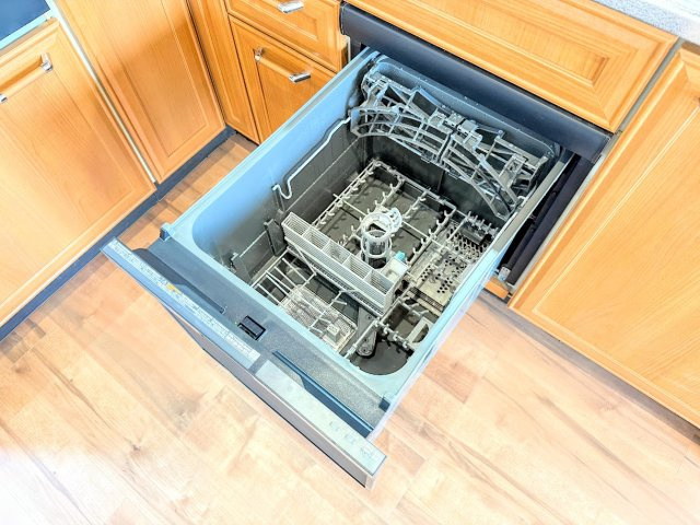 ◆食後の食器洗いは食洗機にお任せ！ご家族と団らんの時間を。家事の時短に効果大の食洗器付き。高温洗浄、節水効果もございます。　