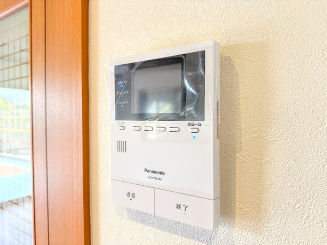 ◆玄関に行かなくても来訪者が確認でき、ハンズフリーで会話をすることが出来ます。モニターを確認する事によって防犯効果も高まります。　