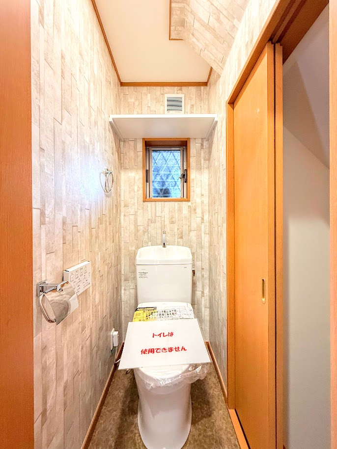 ◆清潔感のある白を基調とした落ち着ける空間。小窓をもうけていますので、こもりやすい空気の入れ替えも簡単に行えますね！　