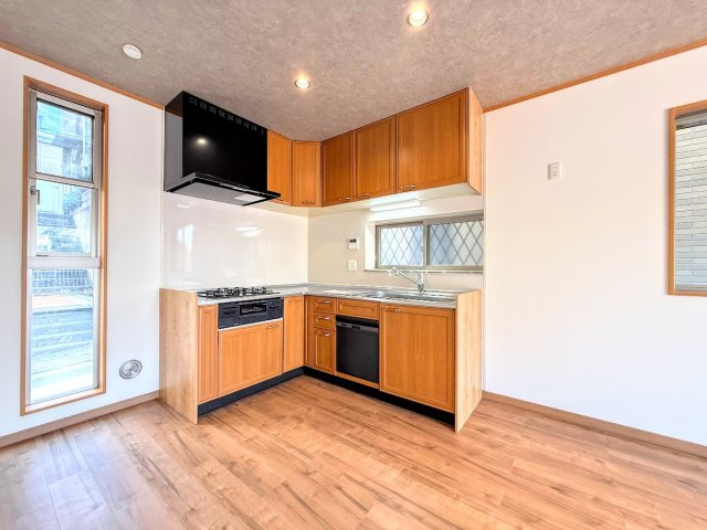 ◆動きに無駄がなくなるL字型を採用。リビングの様子を見ながら効率よく料理もできる賢いキッチンです。食洗機や浄水器などあると嬉しい設備も完備しています。　