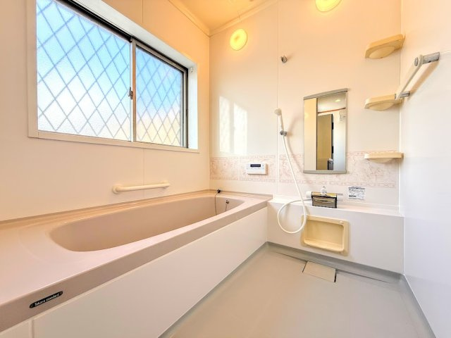 ◆お子様と一緒にバスタイムを楽しめる広々空間。浴室乾燥機付で心地よいバスタイムを実現します。　