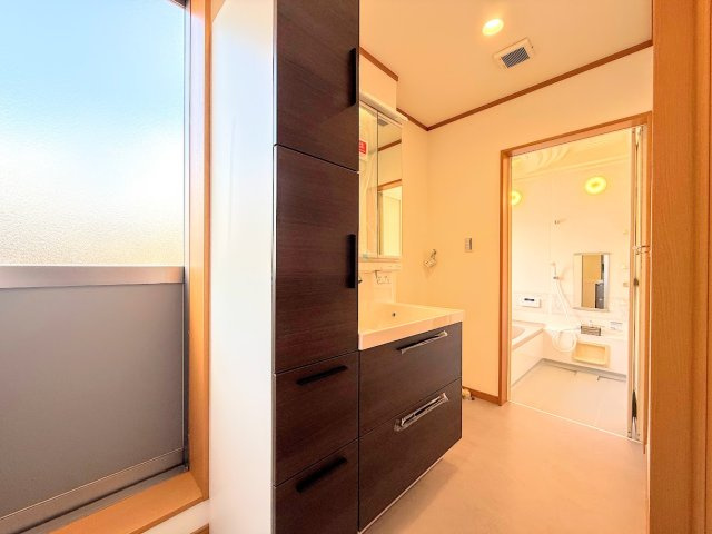 ◆毎日使う場所だから、機能的で使いやすさに配慮したパウダールーム。すっきりと使えるように収納も豊富にご用意しています。　