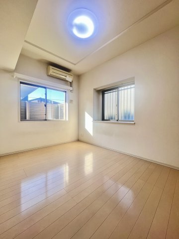 二面採光の明るい洋室