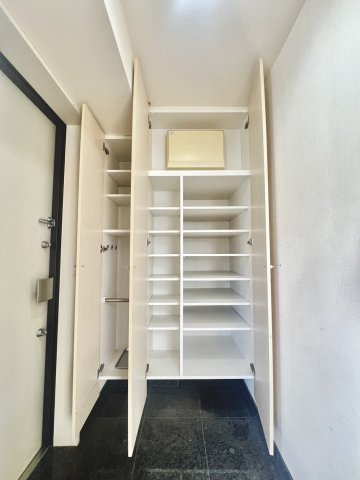 豊富な玄関収納！靴が多くても大丈夫です！