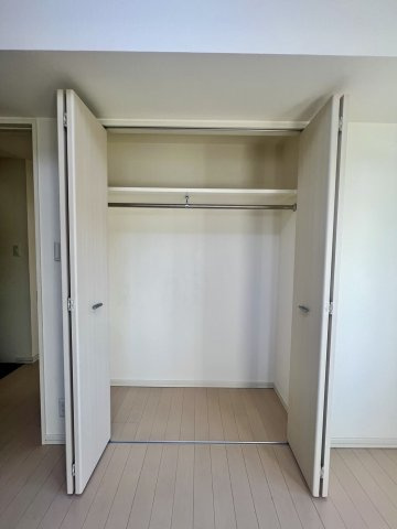 ハンガーラックがあり、豊富な収納力