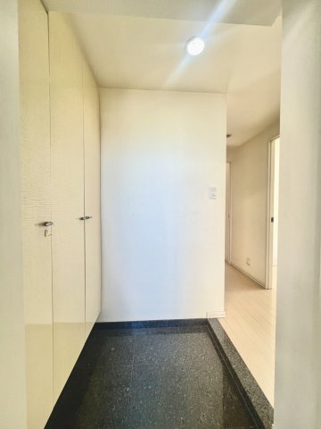 玄関扉前が壁の為室内外から見えません