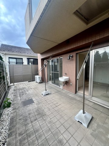 洗い場が付いているため外のお掃除もラクチン♪ペットの足洗いや家庭菜園にも！