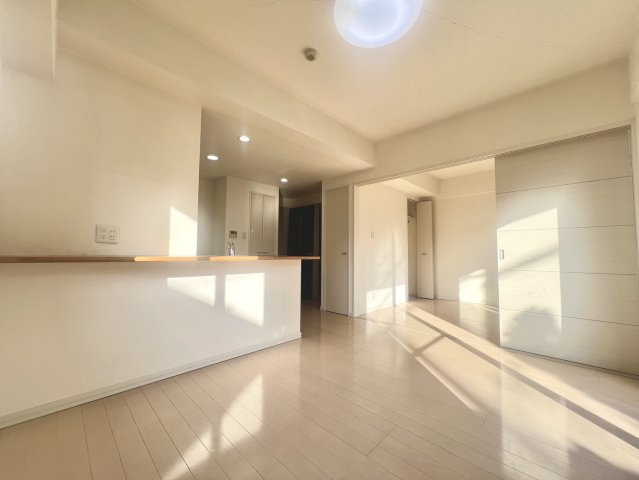 【約11.6帖】白を基調とした明るいリビング。1階部分ですが南西向きで日当たり良好！