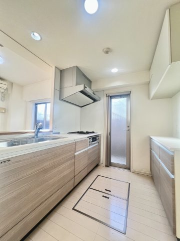 床下収納にキッチン扉もあり戸建てのようなキッチンスペースです！