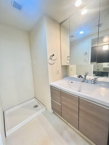 三面鏡付の洗面台で毎日の準備も楽々♪