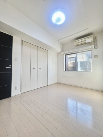 【約6.0帖】北向きですが2面採光で明るいです。