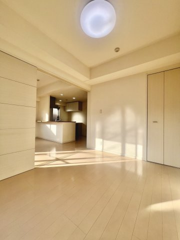 【約5.0帖】引戸を開いてリビングを広く使うことも可能です。