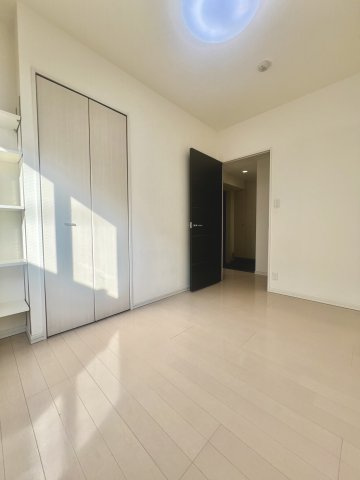 【約4.5帖】オープンシェルフで見せる収納も。四角形なので家具配置に困りません。