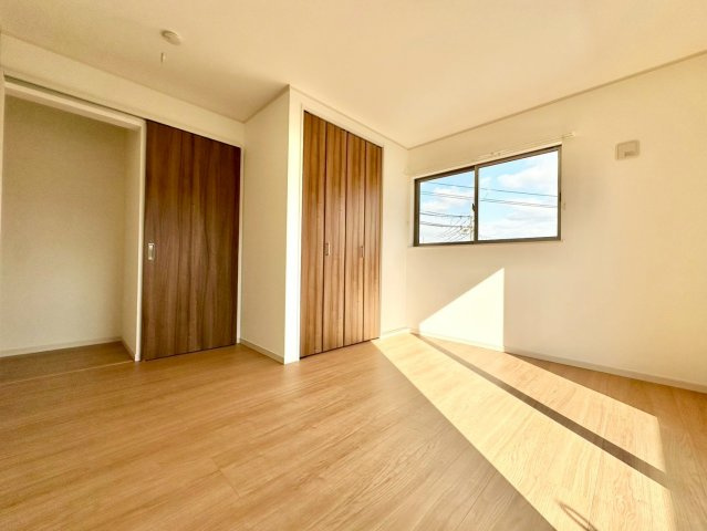 二面採光のお部屋はポカポカとあたたかい光が入りこみます♪