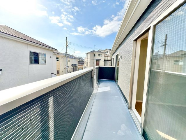 南面バルコニーでは気持ちよくお洗濯物を乾かすことができます！