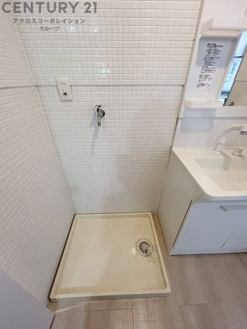 洗濯物の仕分け作業がしやすく、整理整頓が容易になります。洗濯音や湿気を他の部屋に持ち込まず、生活環境を快適に保ちます。上部を活用すれば収納スペースを確保でき洗剤や洗濯用品の整理もしやすくなります。　