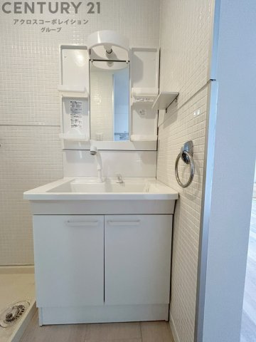 化粧品や洗顔料、歯ブラシなどの必需品をまとめて置ける収納スペースがあり、使用するたびに取り出す手間が省けます。また、水回りのため、濡れても大丈夫な素材が使用されており、お手入れが簡単です。　