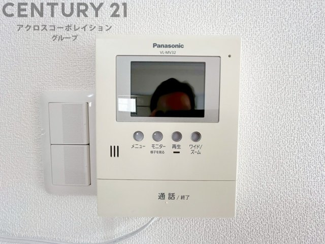 訪問者が来たときにテレビ画面で確認できるため、安心してドアを開けられます。録画機能があるものもあり、留守中に来訪者を記録しておくことができます。利便性が高く、セキュリティ面でも安心です。　