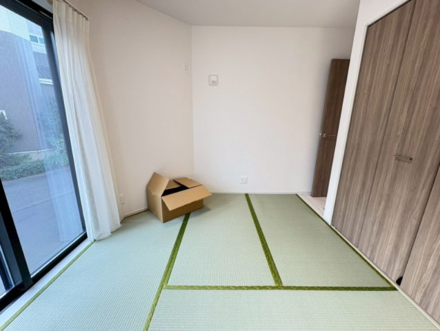 1階　4．75帖和室　和の趣を感じるタタミのお部屋。南からの陽射しで明るい空間です。