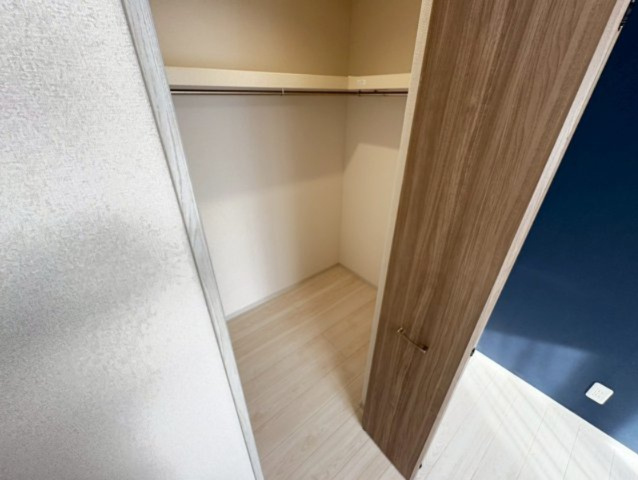 2階　8帖主寝室ウォークインクローゼット　衣服やバッグだけではなく、大きなものも収納出来て便利です