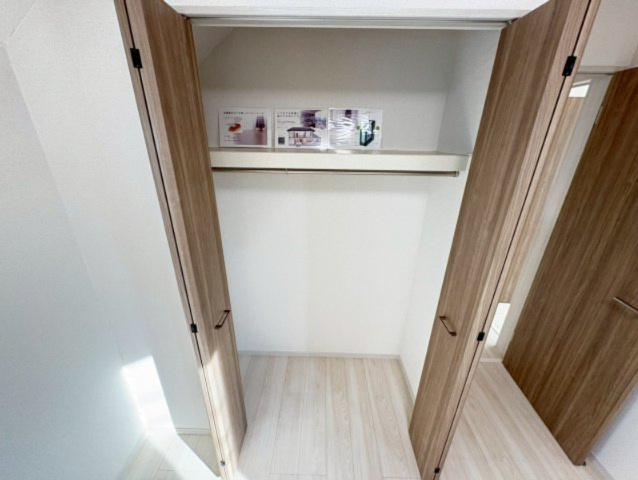 2階　5．332帖洋室　クローゼット　全居室に収納があり物の置き場に困りません。　