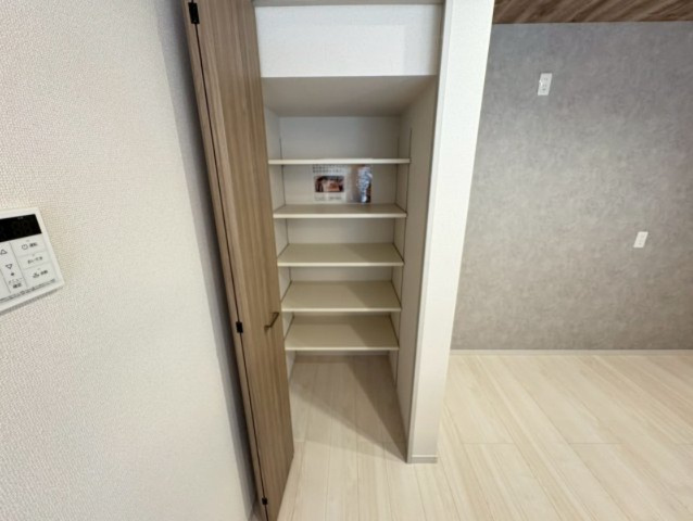 キッチン横収納。日用品や家電の説明書などの収納に便利です。　