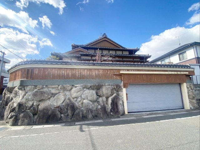 外壁でプライバシーが保護された住宅です！
