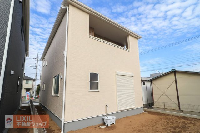 【外観】2号棟現地完成写真。飽きのこないデザインの外観。当日のご案内・現地待ち合わせもご対応致します！並列2台駐車可です。